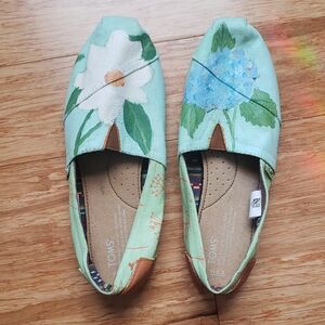 Handpainted Floral TOMS, 8.5